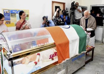 Bengaluru: Prime Minister Narendra Modi pays his last respects to Union Parliamentary Affairs Minister Ananth Kumar in Bengaluru, Monday, Nov 12, 2018. Kumar, 59, passed away in Bengaluru early Monday morning after battling lung cancer for several months. (PTI Photo/Shailendra Bhojak) (PTI11_12_2018_000204A)