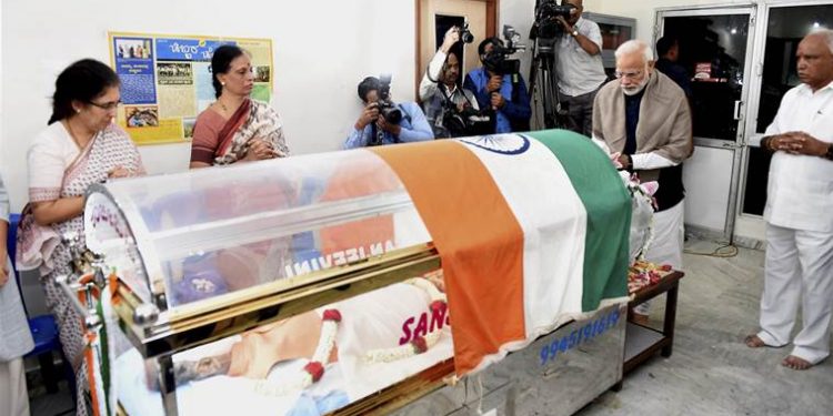 Bengaluru: Prime Minister Narendra Modi pays his last respects to Union Parliamentary Affairs Minister Ananth Kumar in Bengaluru, Monday, Nov 12, 2018. Kumar, 59, passed away in Bengaluru early Monday morning after battling lung cancer for several months. (PTI Photo/Shailendra Bhojak) (PTI11_12_2018_000204A)