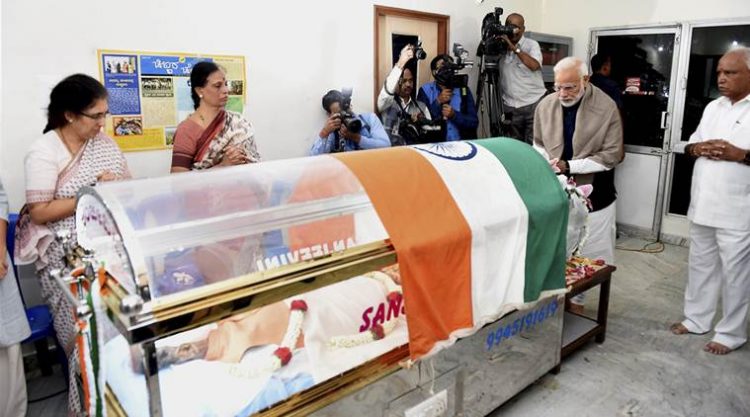 Bengaluru: Prime Minister Narendra Modi pays his last respects to Union Parliamentary Affairs Minister Ananth Kumar in Bengaluru, Monday, Nov 12, 2018. Kumar, 59, passed away in Bengaluru early Monday morning after battling lung cancer for several months. (PTI Photo/Shailendra Bhojak) (PTI11_12_2018_000204A)