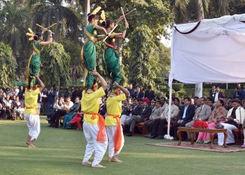 The Vice President, Shri M. Venkaiah Naidu and Smt. Usha Naidu witnessing the Folk Dance performances made by the Tableaux Artists, who participated in the Republic Day Parade - 2019, in New Delhi on January 28, 2019.