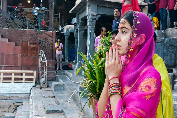 Ujjain, Madhya Pradesh, May 31 (ANI): Bollywood actress Sara Ali Khan offers prayers at Mahakal temple in Ujjain on Wednesday. (ANI Photo)