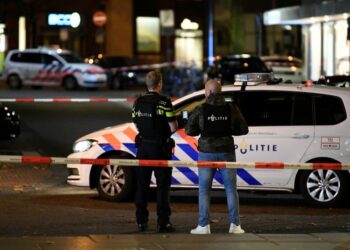 FILE PHOTO: Police officers surround the area where a suspect is said to be, in the centre of Nijmegen, Netherlands November 19, 2019. REUTERS/Piroschka van de Wouw