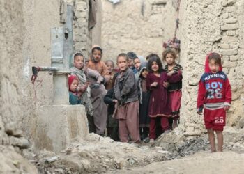 Internally displaced Afghan children looking on next to their shelters on the outskirts of Kabul, Afghanistan February 3, 2021. REUTERS/Omar Sobhani - RC26LL9HMZ56