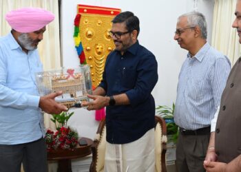 Bunjab Excise Minister Harpal Singh Cheema presenting a memento to his Kerala counterpart M.B. Rajesh in Thiruvananthapuram on Wednesday