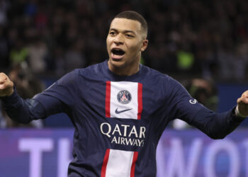 PARIS, FRANCE - DECEMBER 28: Kylian Mbappe of PSG celebrates his winning goal at 2-1 on a penalty kick during the Ligue 1 match between Paris Saint-Germain (PSG) and RC Strasbourg Alsace (RCSA) at Parc des Princes stadium on December 28, 2022 in Paris, France. (Photo by Jean Catuffe/Getty Images)