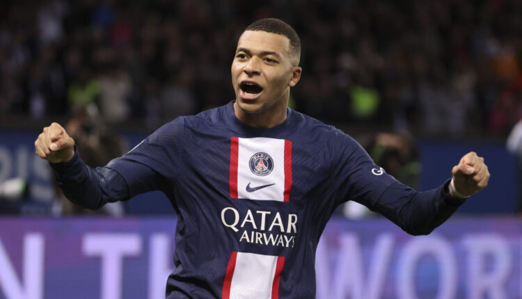 PARIS, FRANCE - DECEMBER 28: Kylian Mbappe of PSG celebrates his winning goal at 2-1 on a penalty kick during the Ligue 1 match between Paris Saint-Germain (PSG) and RC Strasbourg Alsace (RCSA) at Parc des Princes stadium on December 28, 2022 in Paris, France. (Photo by Jean Catuffe/Getty Images)