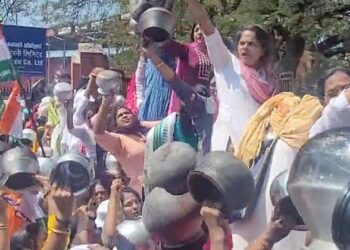 Protesters at the Kerala Assembly Compound Wall