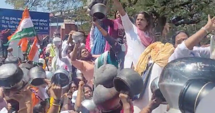 Protesters at the Kerala Assembly Compound Wall