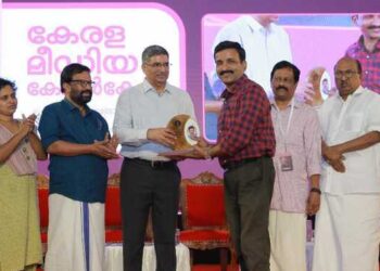 Janam TV Bureau Chief Vinod Kumar MK receiving fellowship from Justice VG Arun